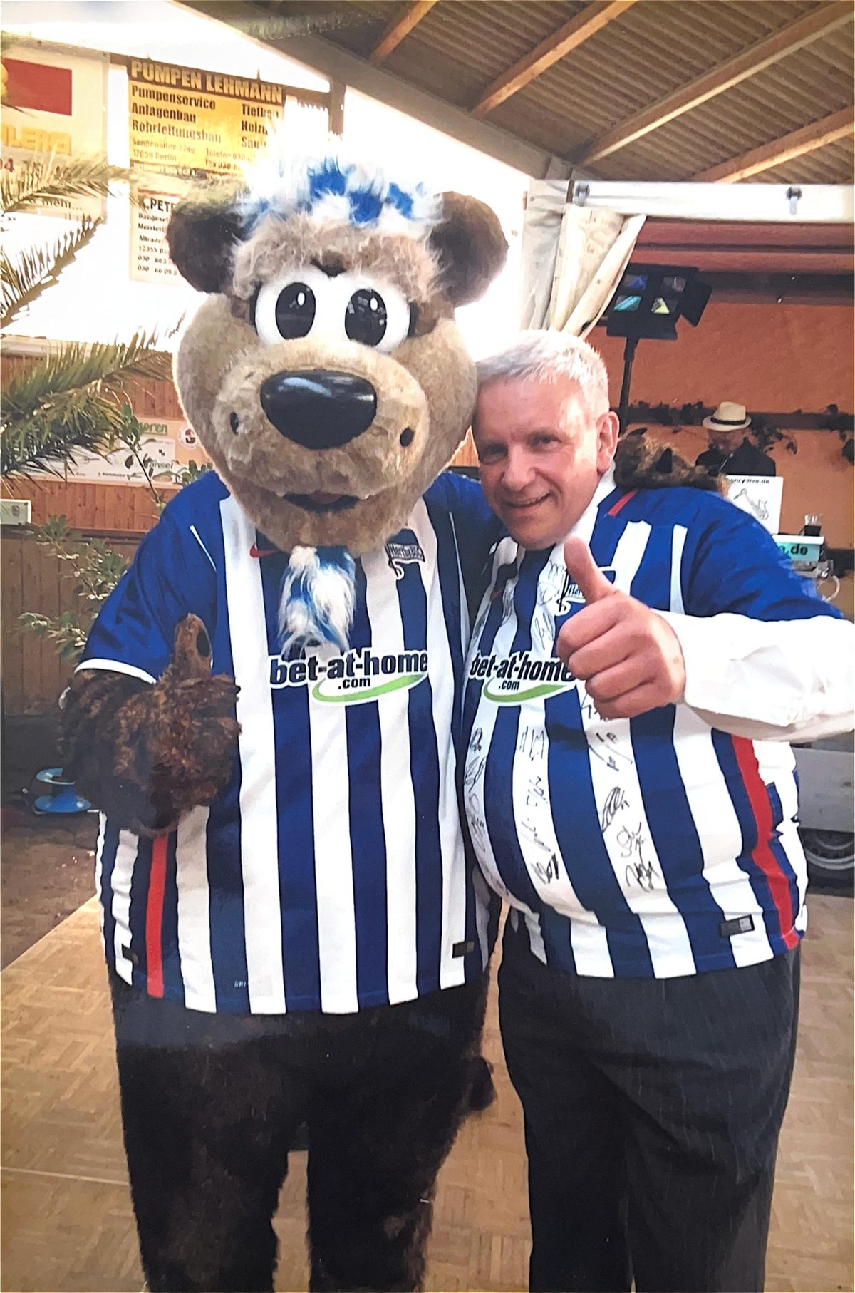Achim Mendler mit dem Hertha-BSC-Maskottchen Herthinho