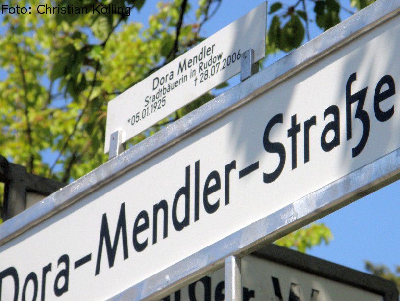 Straßenschild Dora-Mendler-Straße mit Lebensdaten