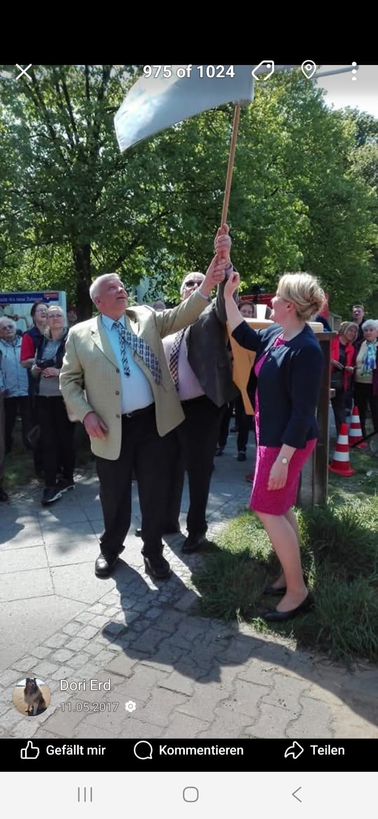 Achim Mendler und Franziska Giffey hissen gemeinsam die Flagge