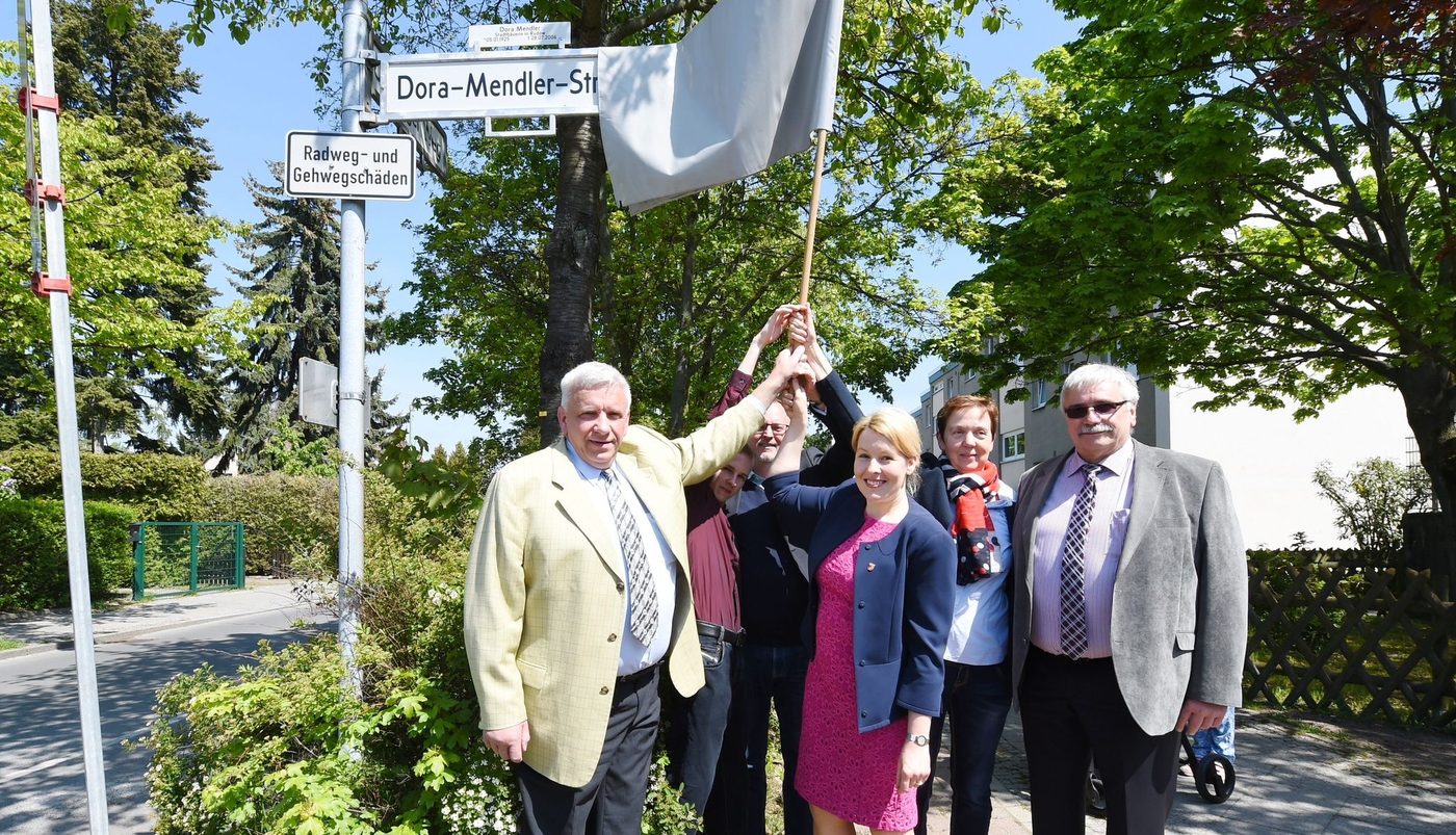 Familie Mendler mit Franziska Giffey bei der Einweihung der Dora-Mendler-Straße