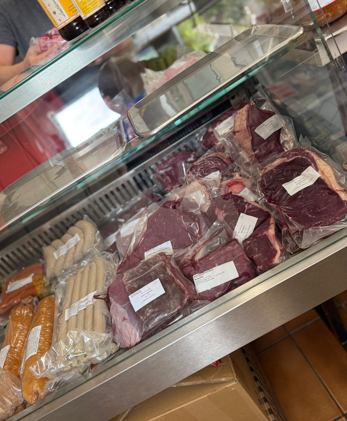 Theke mit frischen Steaks und Bratwurst