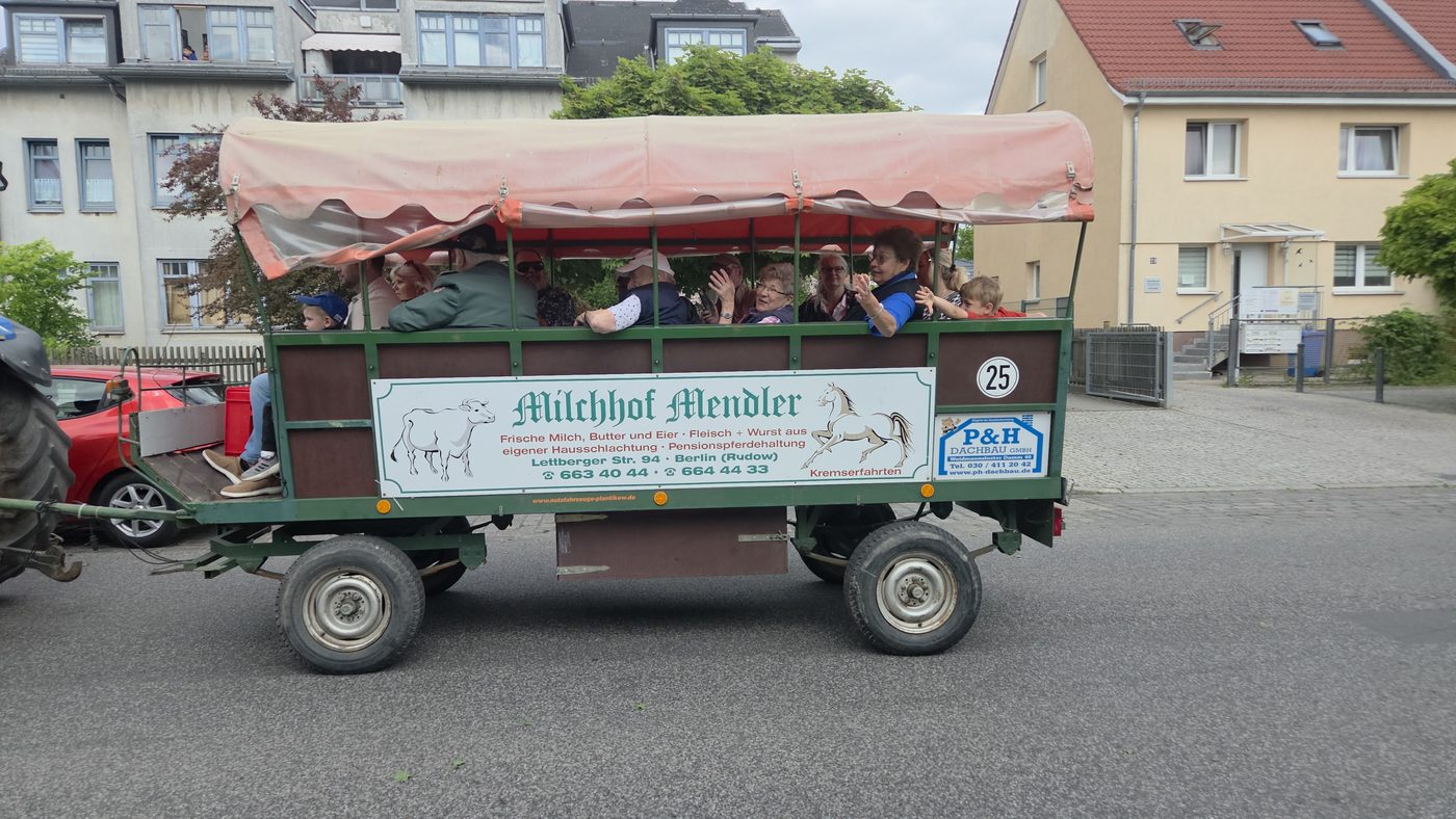 Milchhof Mendler Planwagen mit Familie auf einem Umzug in Rudow