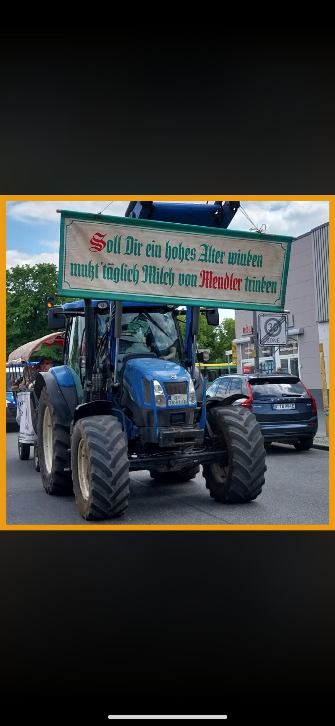 Trecker mit Mendler-Spruchschild auf einem Umzug