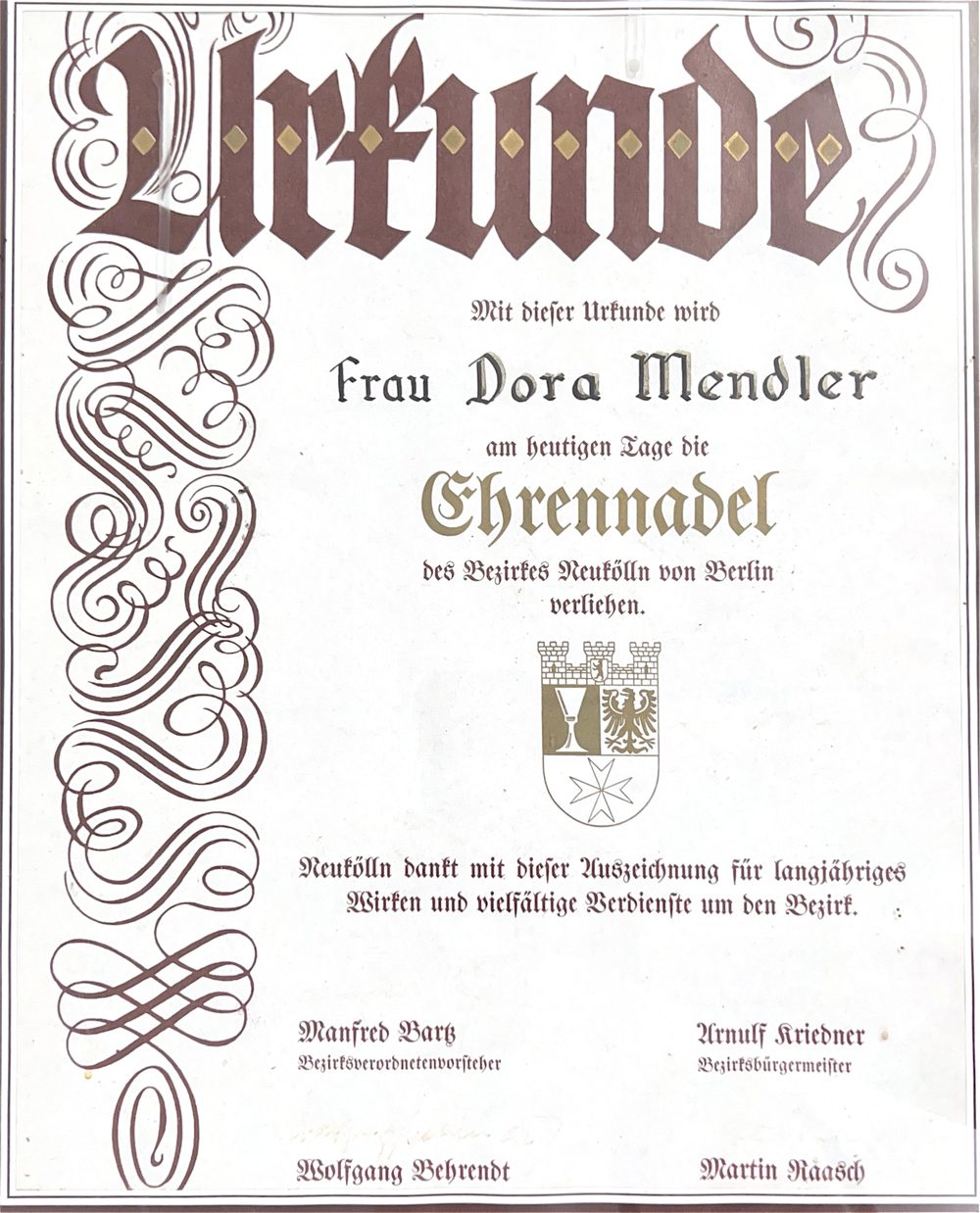 Urkunde Ehrennadel des Bezirks Neukölln für Dora Mendler